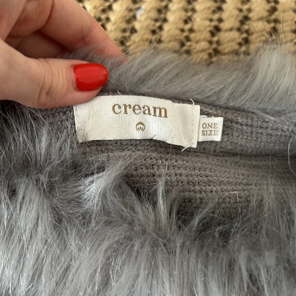 Beautiful Shawl with Faux Fur Collar - Picture 2 of 4